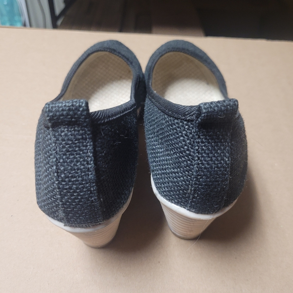 Black canvas close-toed wedges